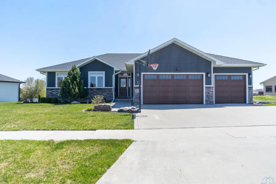 2610 Nicklaus Blvd, Sioux City, IA 51106 - #2