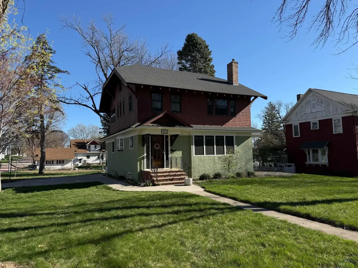 303 1st St NE, Orange City, IA 51041 - #1