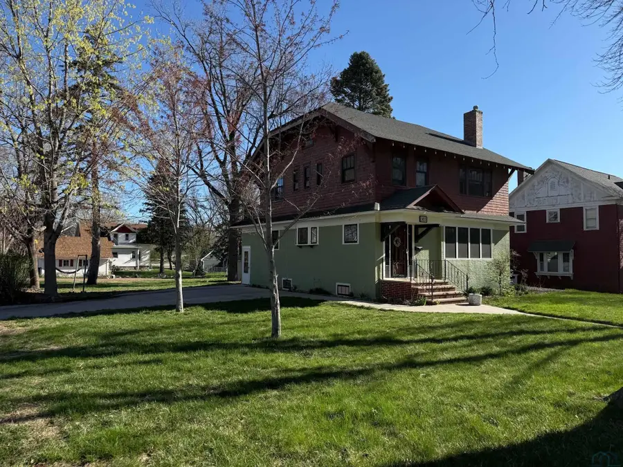 303 1st St NE, Orange City, IA 51041 - #3