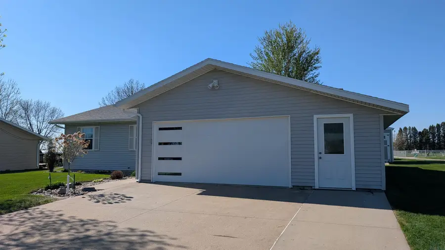 1093 12TH ST NE, Sioux Center, IA 51250 - #2