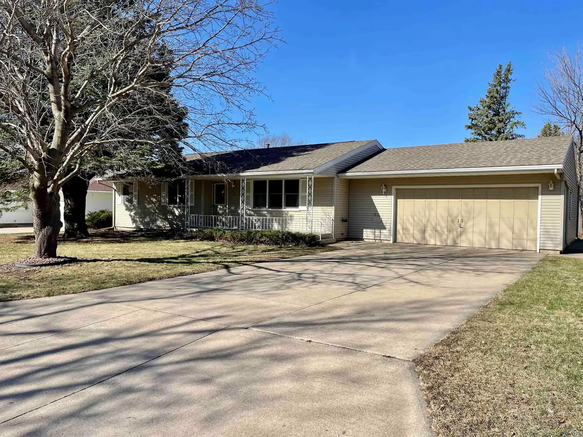 508 Gran Dr, Storm Lake, IA 50588 - #1