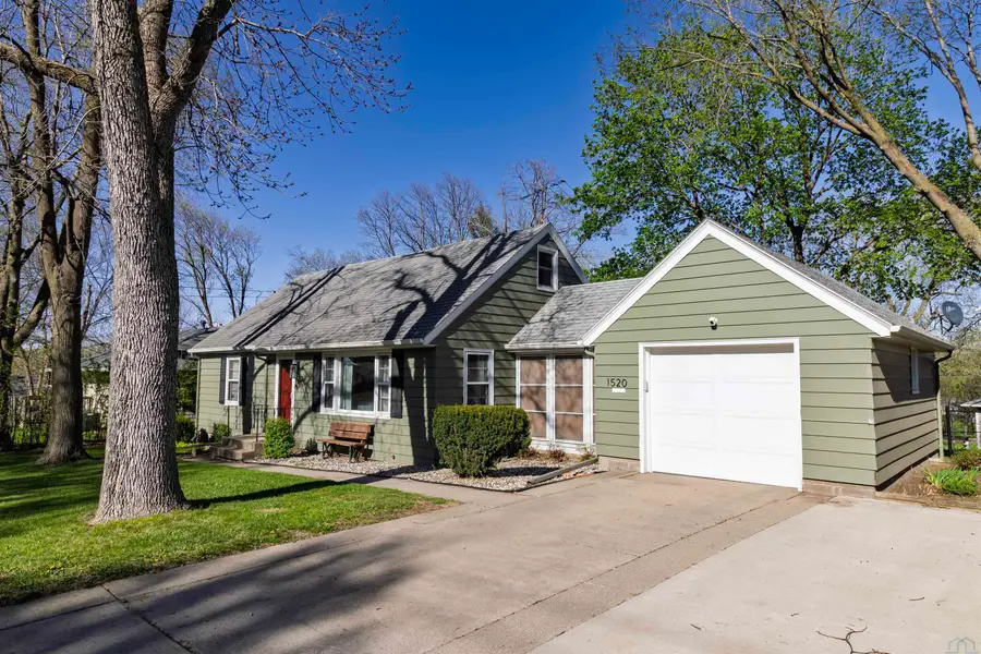 1520 S Lakeport St, Sioux City, IA 51106 - #2