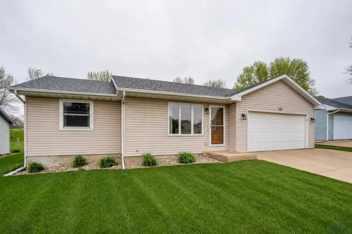527 Countryside Dr, Le Mars, IA 51031 - #1