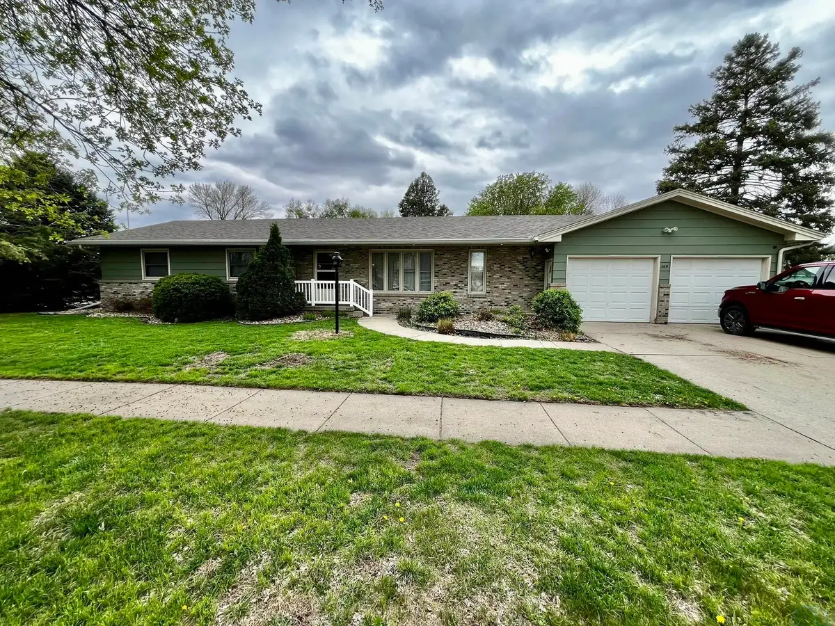 309 S Franklin St, Elk Point, SD 57025 - #1