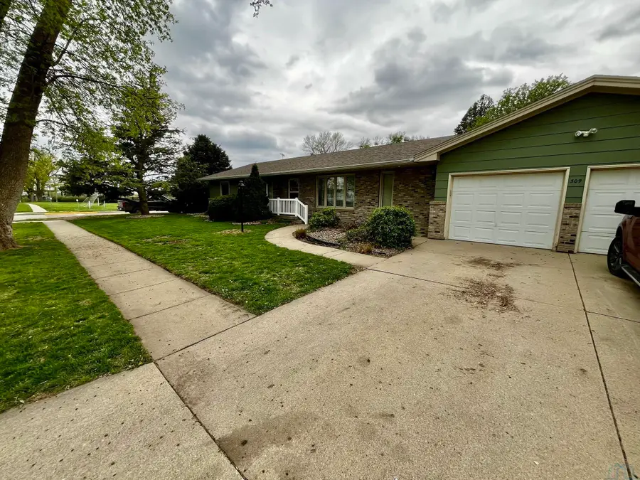 309 S Franklin St, Elk Point, SD 57025 - #3