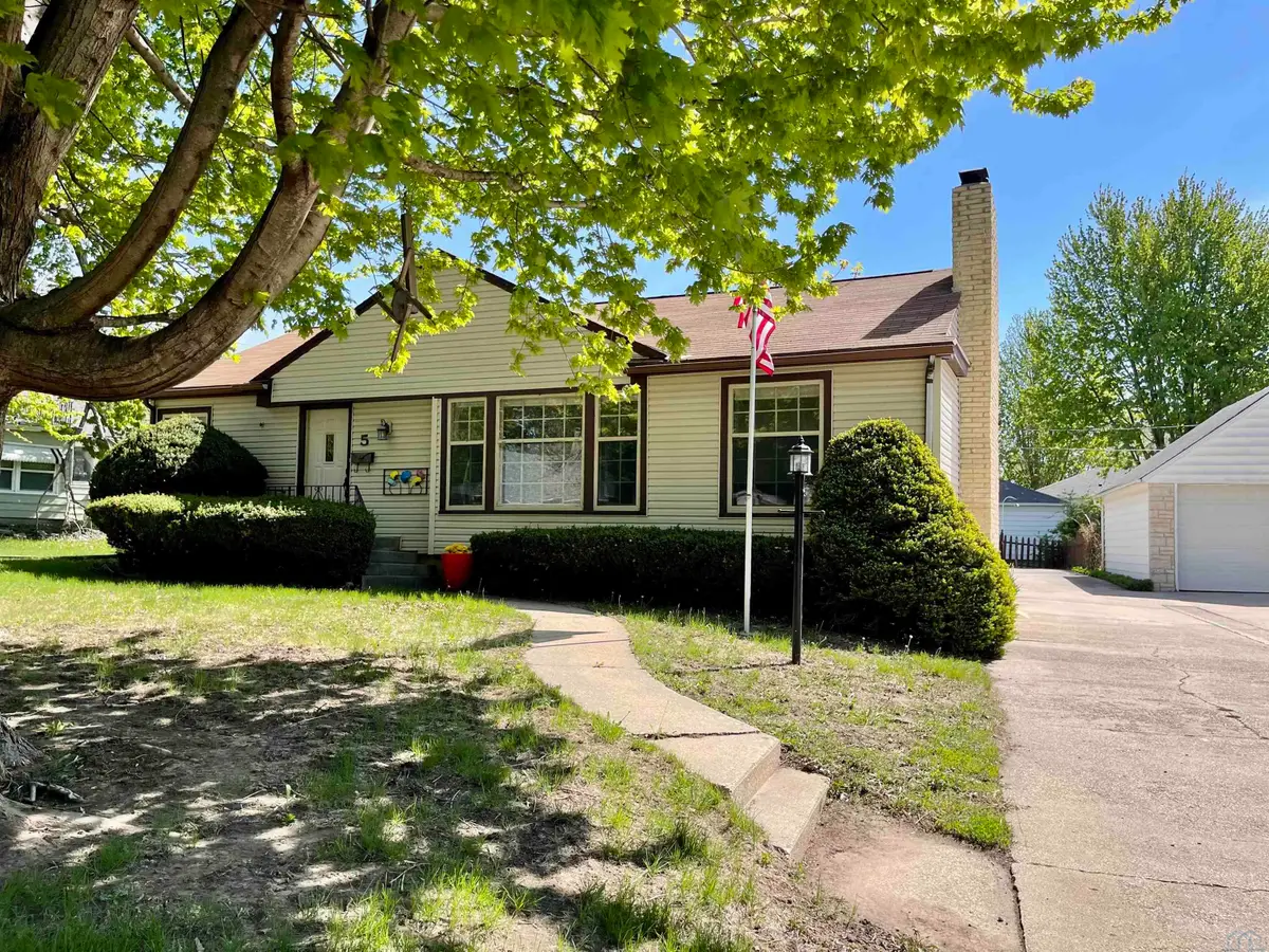 5 Colonial Circle, Storm Lake, IA 50588 - #1