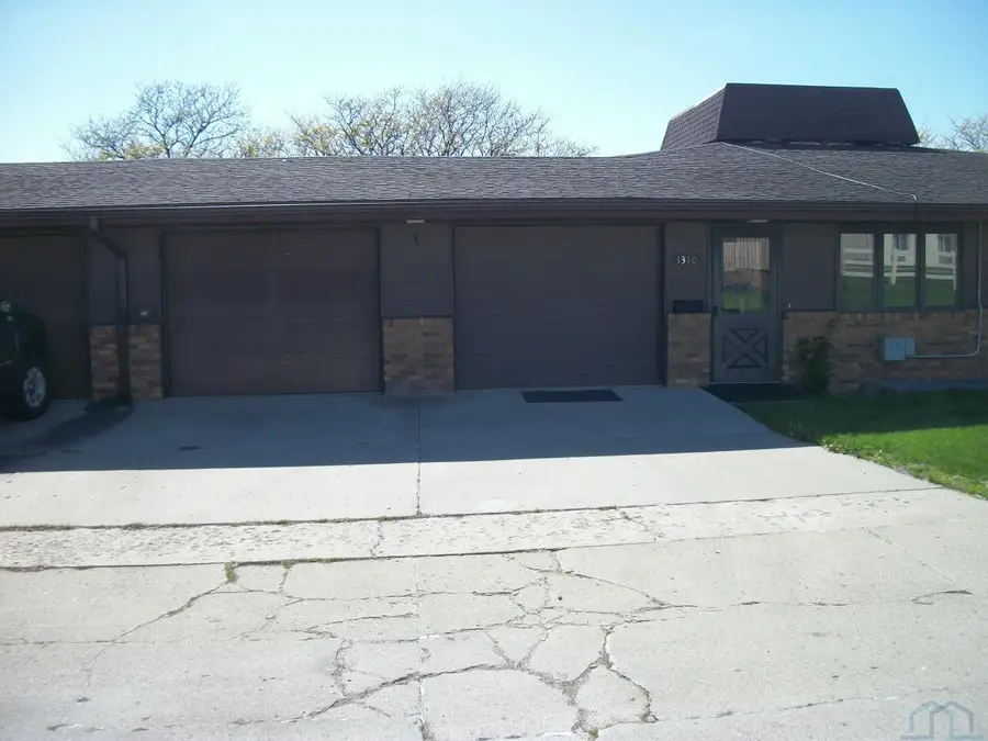 1310 Greta St, Cherokee, IA 51012 - #2