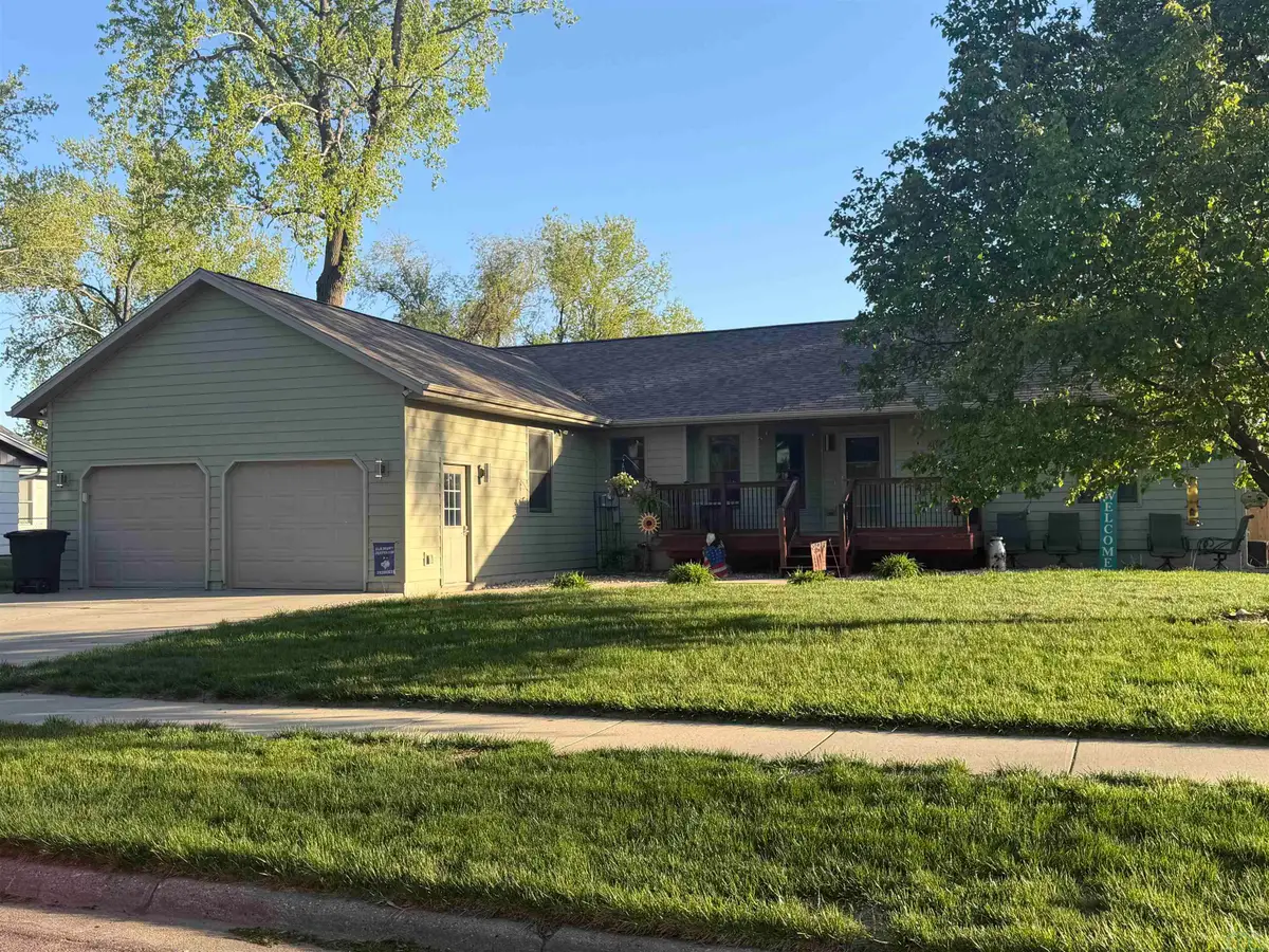 302 E Jefferson St, Elk Point, SD 57025 - #1