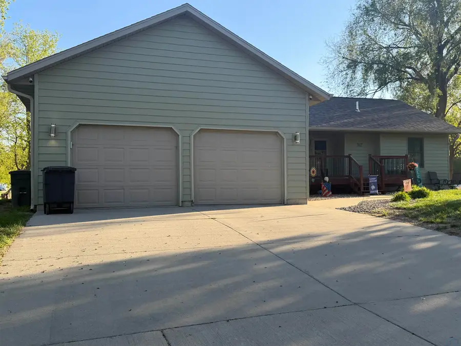 302 E Jefferson St, Elk Point, SD 57025 - #2