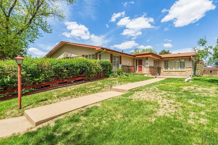 1327 HIAWATHA TRL, Sioux City, IA 51104 - #2