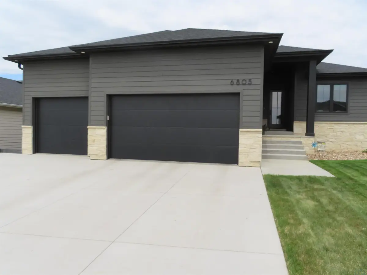6805 Prairie View Dr, Sioux City, IA 51106 - #1