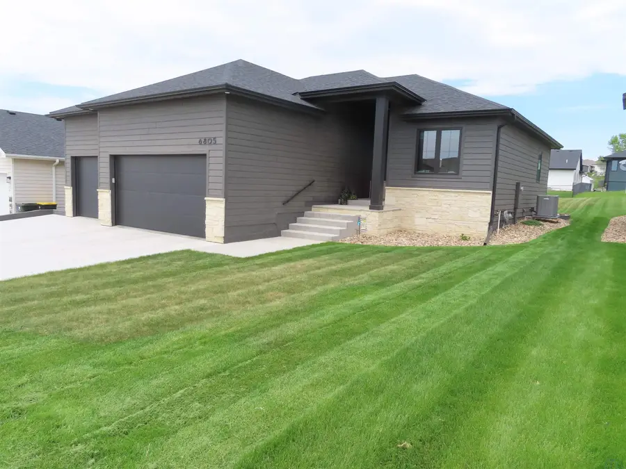 6805 Prairie View Dr, Sioux City, IA 51106 - #2