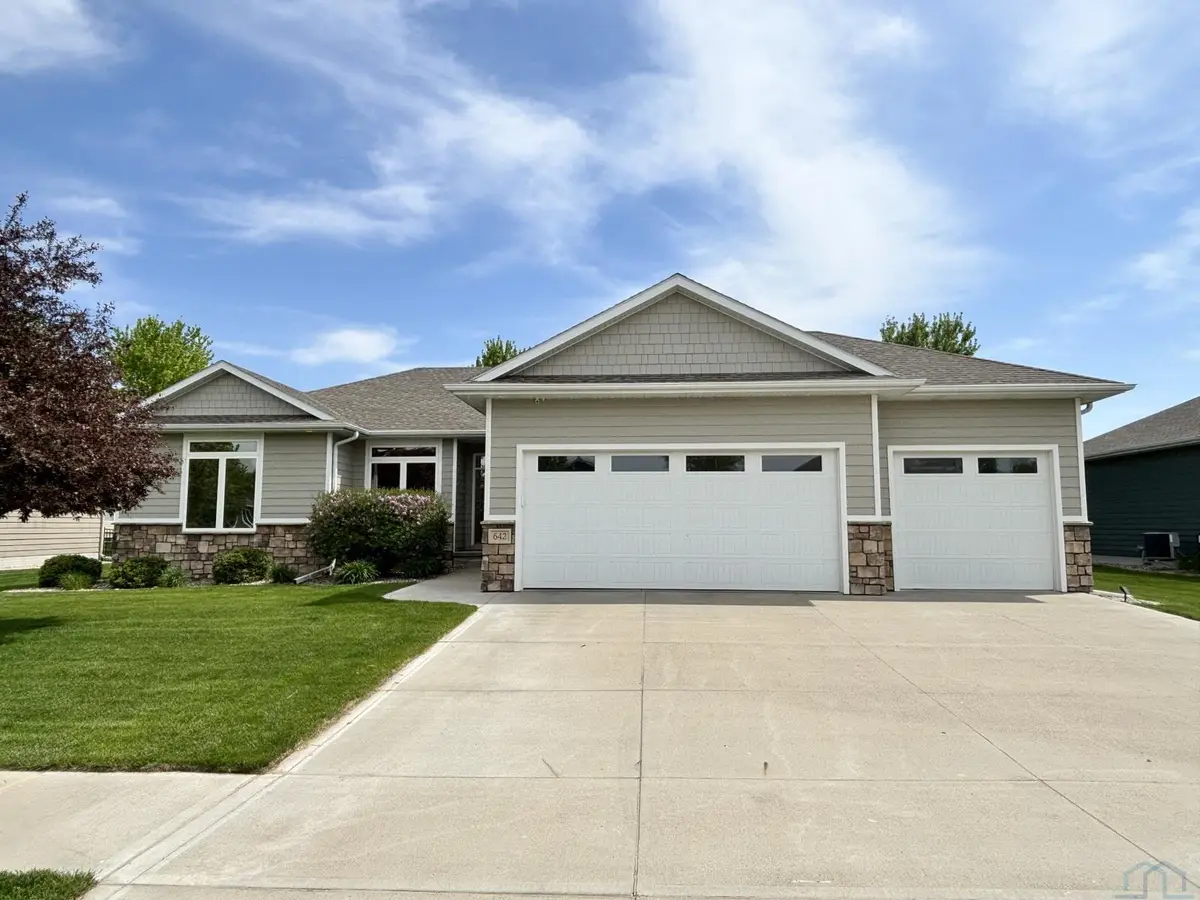 642 Bluestem Trail, Dakota Dunes, SD 57049 - #1