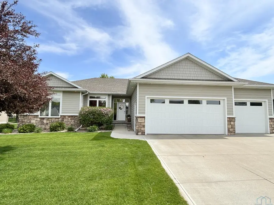 642 Bluestem Trail, Dakota Dunes, SD 57049 - #2