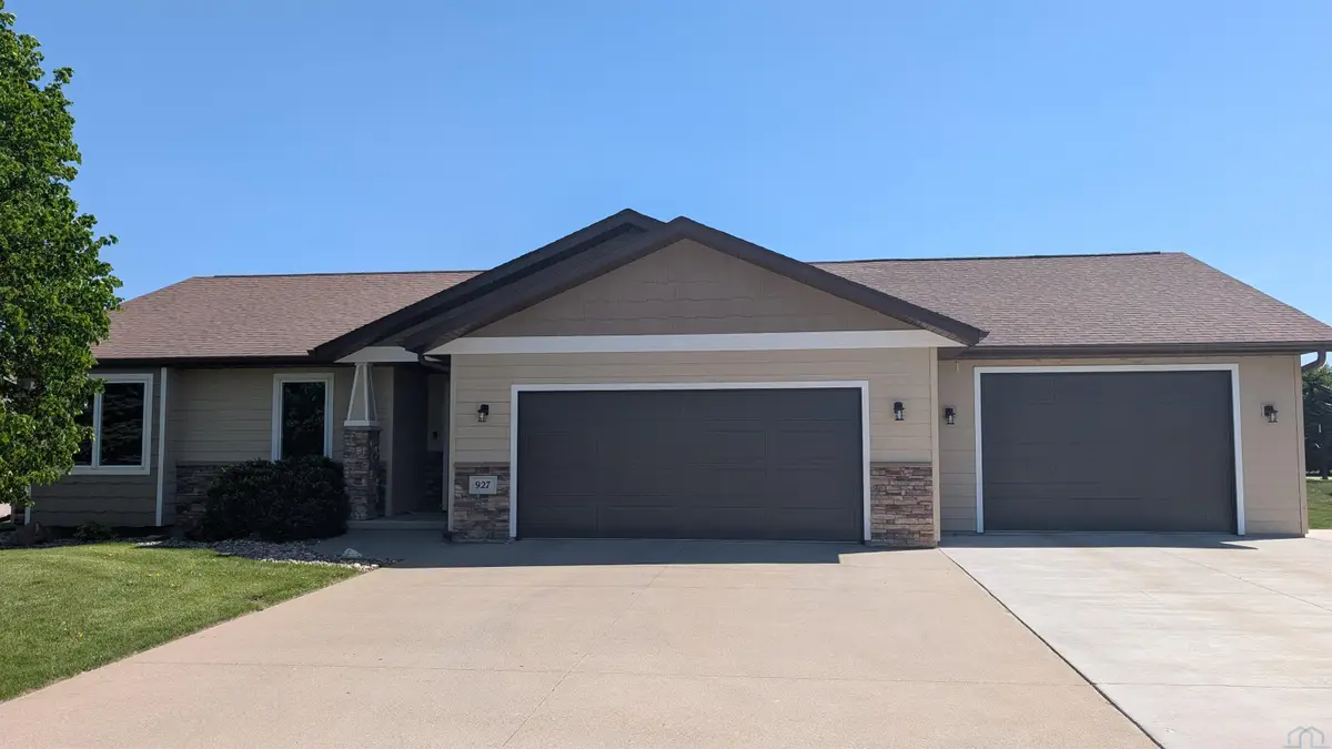 927 16TH ST SE, Sioux Center, IA 51250 - #1