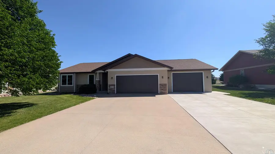 927 16TH ST SE, Sioux Center, IA 51250 - #2