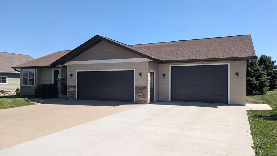 927 16TH ST SE, Sioux Center, IA 51250 - #3
