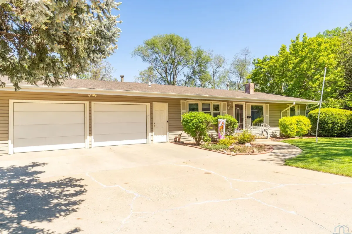 3422 Cheyenne Blvd, Sioux City, IA 51104 - #1