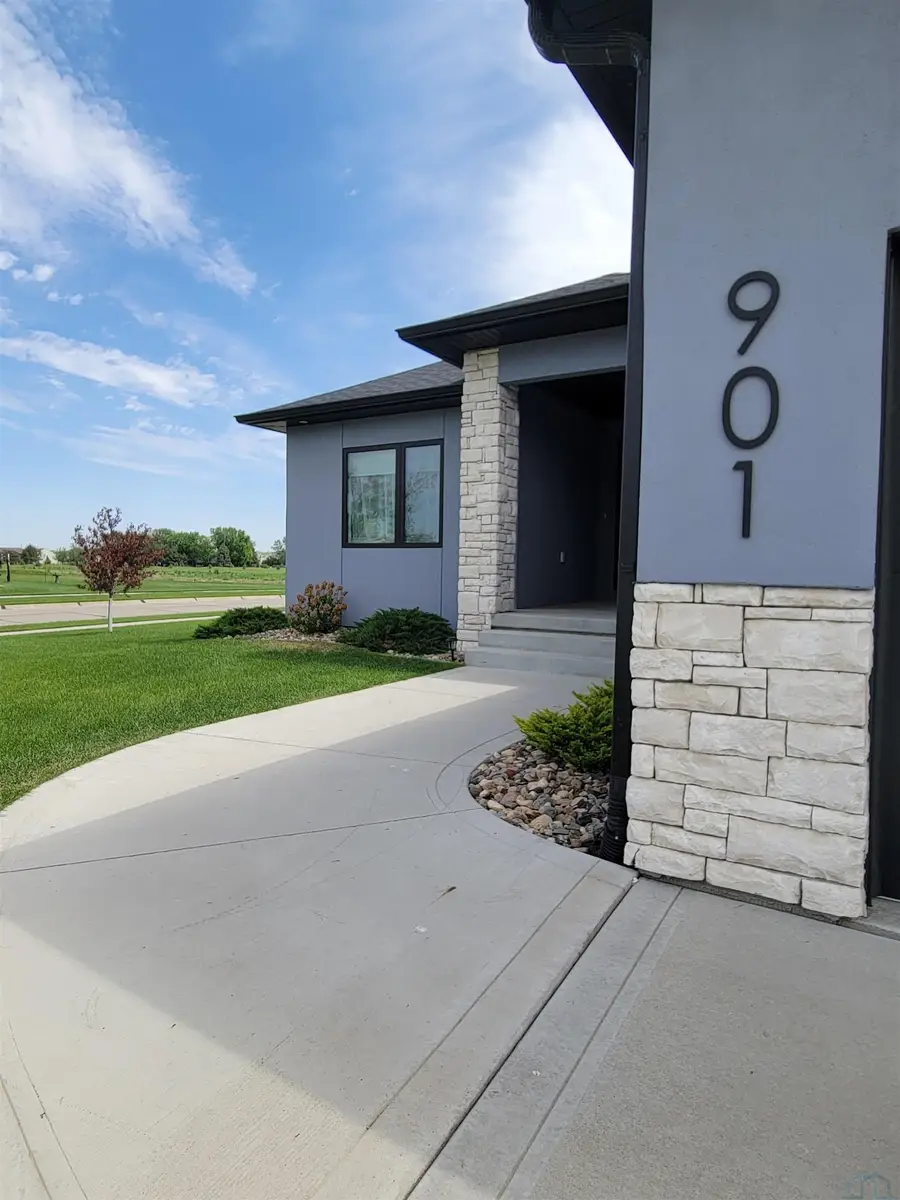 901 Lakeshore Circle, North Sioux City, SD 57049 - #2