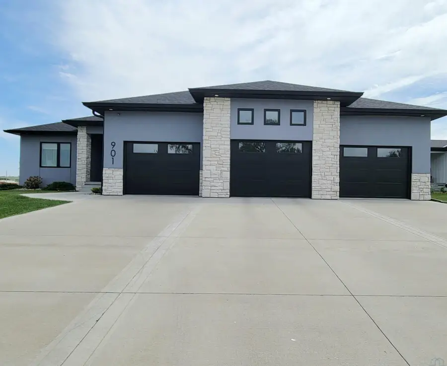 901 Lakeshore Circle, North Sioux City, SD 57049 - #3
