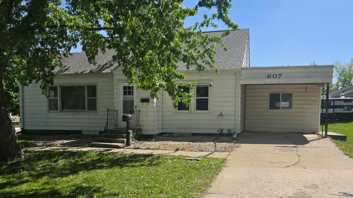 607 Central Ave NE, Orange City, IA 51041 - #1