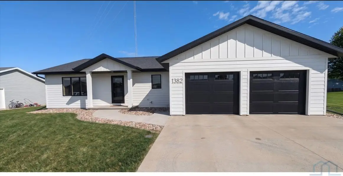 1382 11TH AVE NE, Sioux Center, IA 51250 - #1