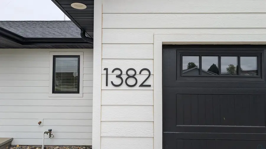 1382 11TH AVE NE, Sioux Center, IA 51250 - #2