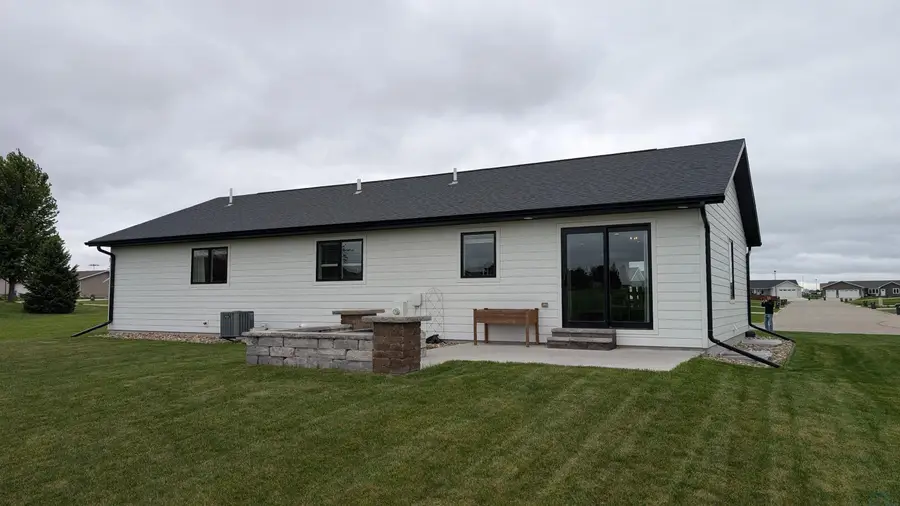1382 11TH AVE NE, Sioux Center, IA 51250 - #3