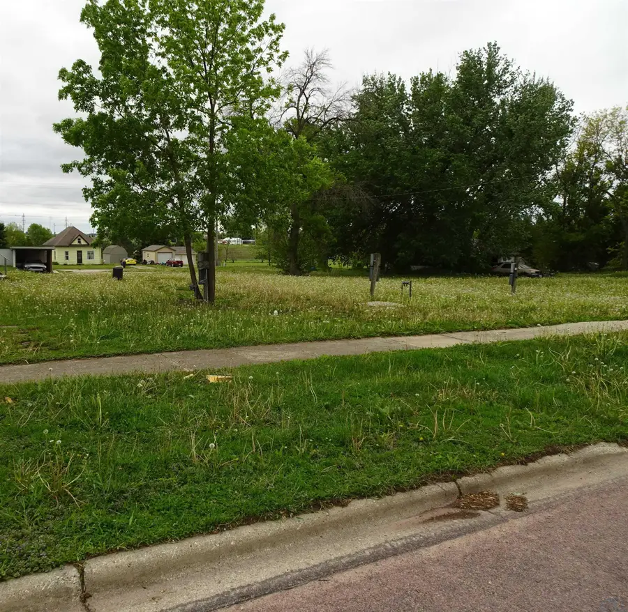 1329 S 3rd Avenue, Sheldon, IA 51201 - #2