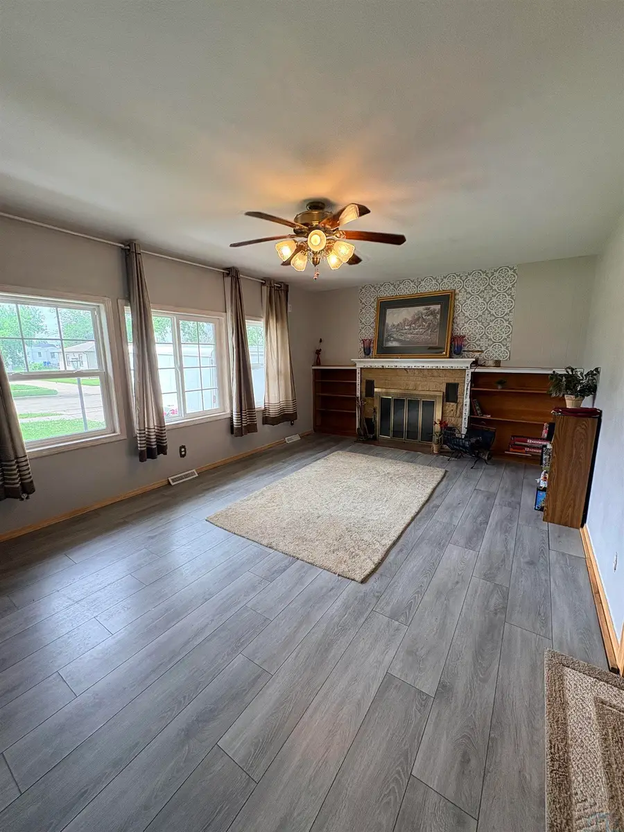 315 E 9TH ST, Storm Lake, IA 50588 - #3