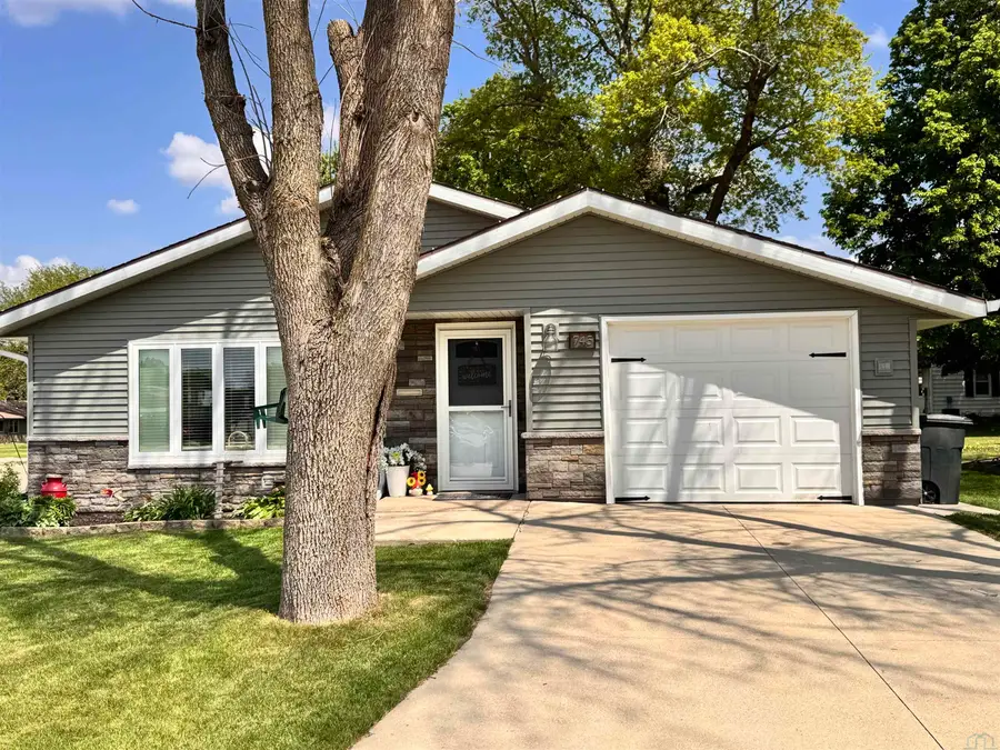 745 Garfield Ave, Sheldon, IA 51201 - #2