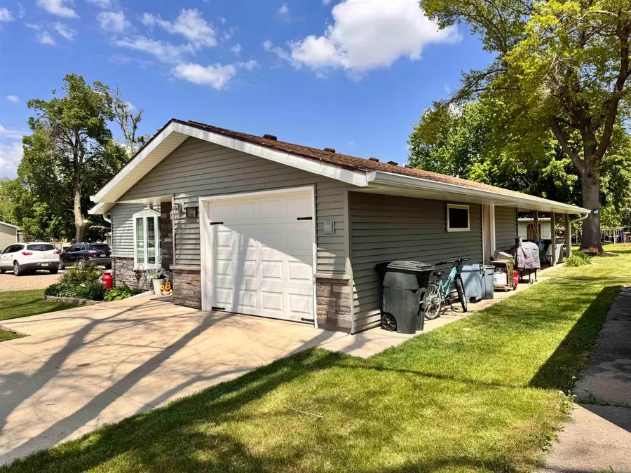 745 Garfield Ave, Sheldon, IA 51201 - #3