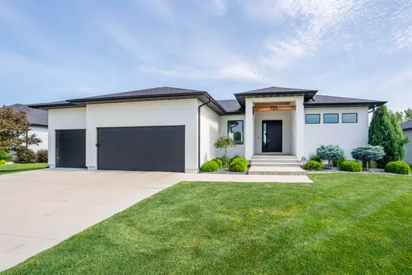 725 E Pinehurst Tr, Dakota Dunes, SD 57049