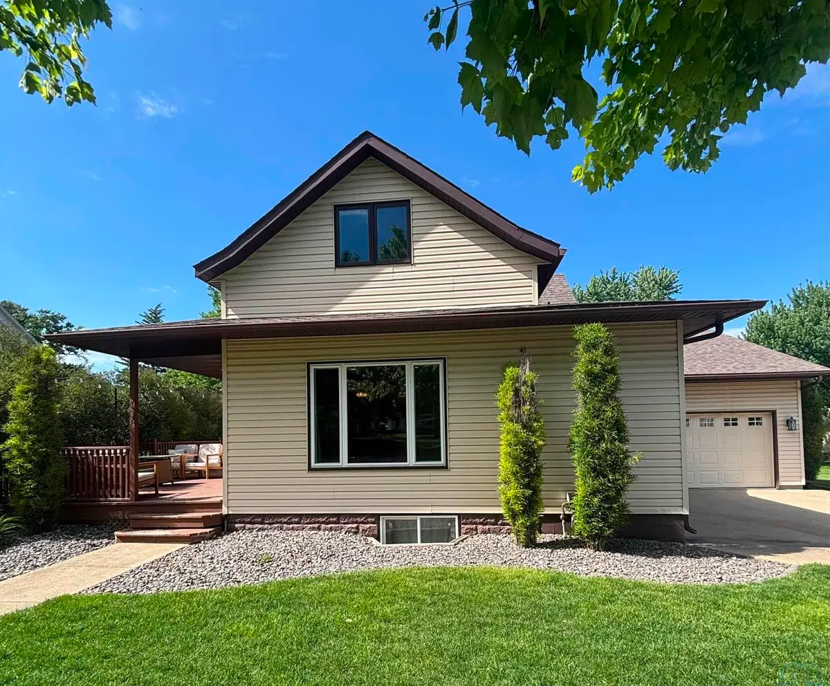 407 1st St NE, Orange City, IA 51041 - #1