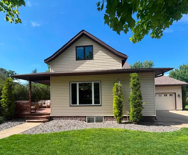 407 1st St NE, Orange City, IA 51041