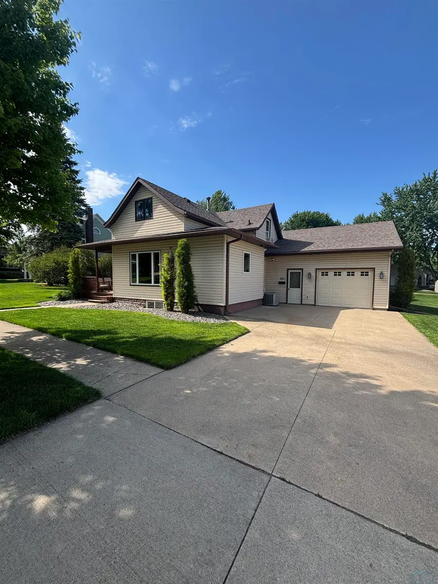 407 1st St NE, Orange City, IA 51041 - #2