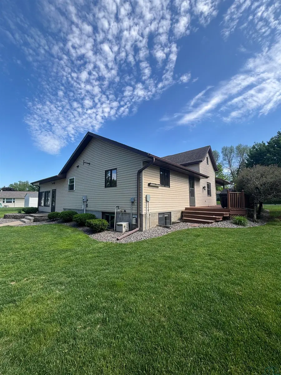 407 1st St NE, Orange City, IA 51041 - #3