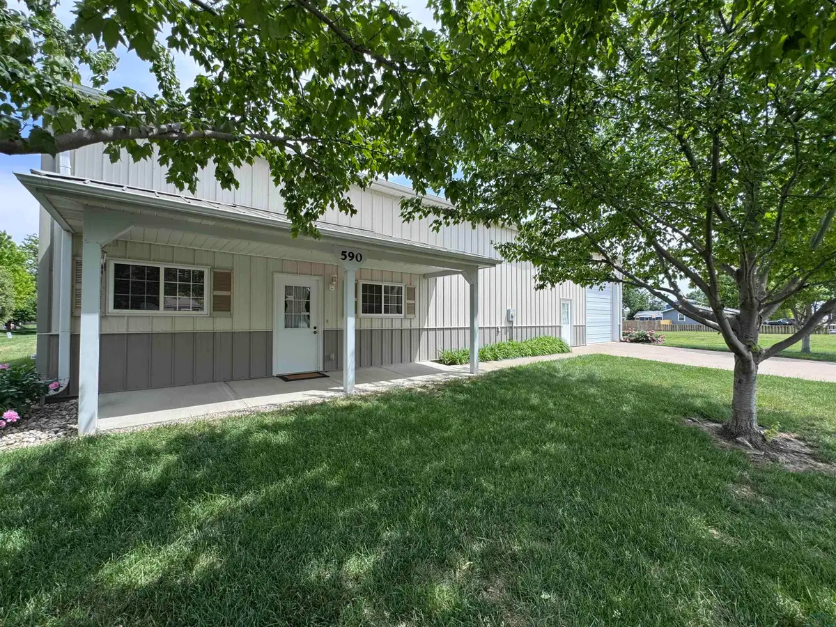 590 Lakeshore Dr, McCook Lake, SD 57049 - #1