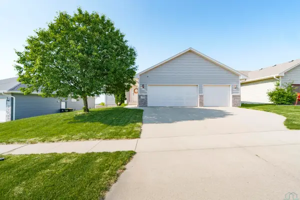 4236 FIELDCREST DR, Sioux City, IA 51103