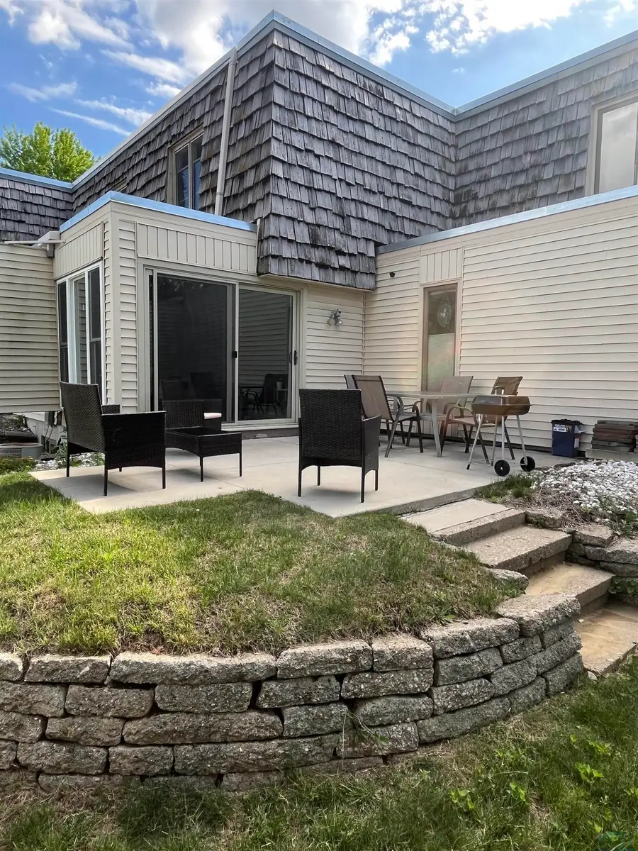 2331 Indian Hills Drive, Sioux City, IA 51104 - #2