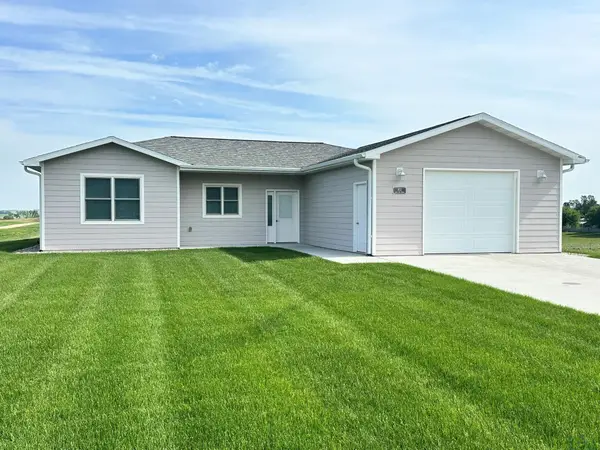 802 W 4th St, Laurel, NE 68745