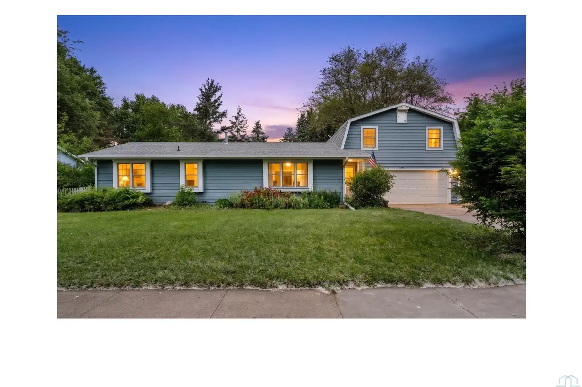 924 Valley View Dr, Vermillion, SD 57069 - #1