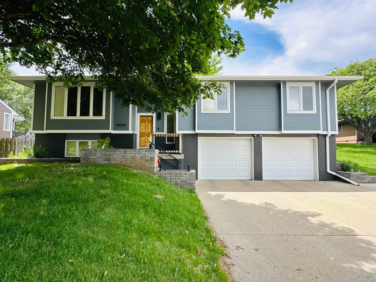 4832 Singing Hills Blvd, Sioux City, IA 51106 - #1