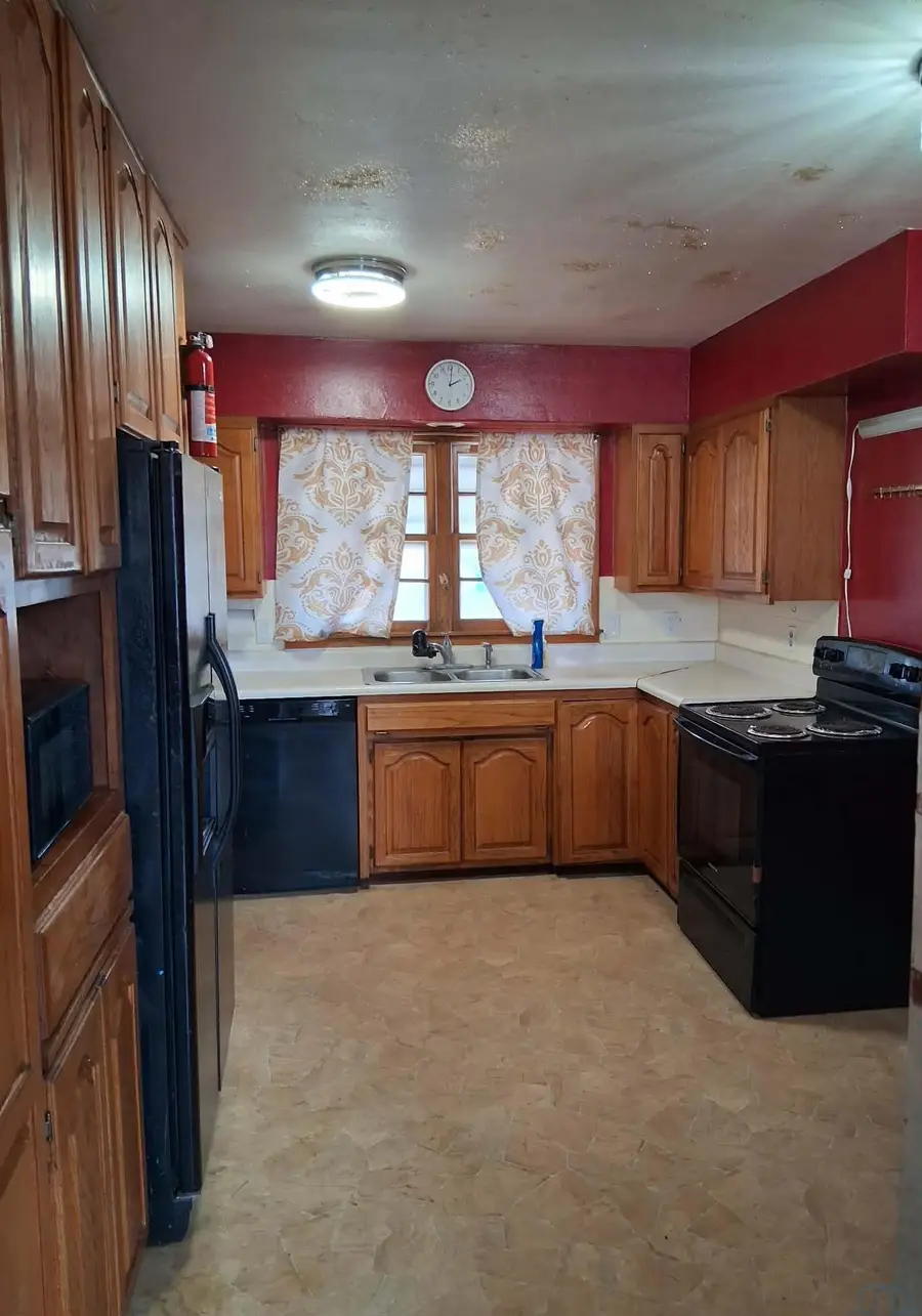 7 S Windsor, Storm Lake, IA 50588 - #2