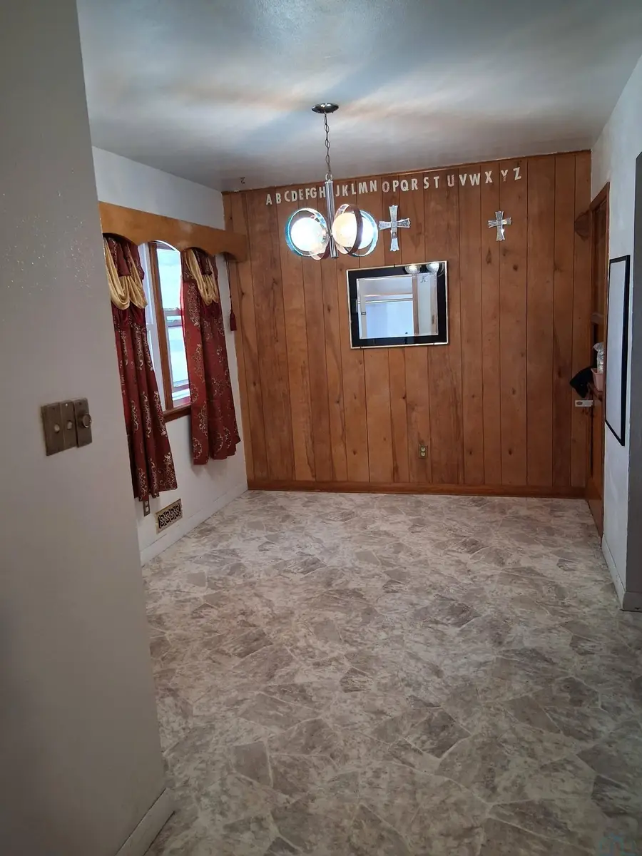 7 S Windsor, Storm Lake, IA 50588 - #3