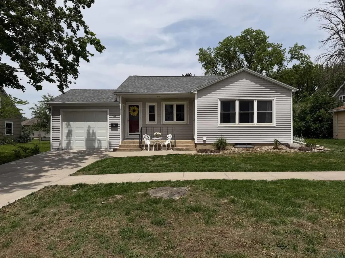 507 2nd St SW, Orange City, IA 51041 - #1