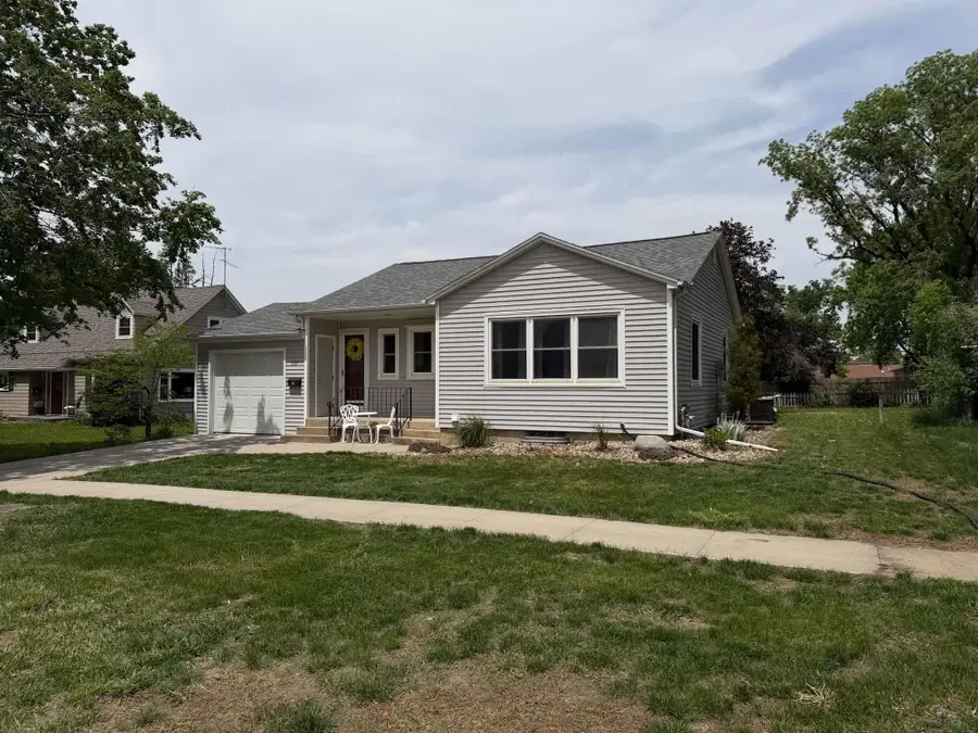 507 2nd St SW, Orange City, IA 51041 - #2