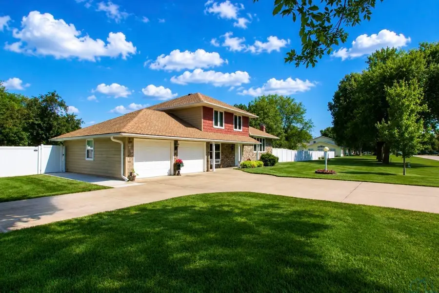 451 Fair Oaks Drive, South Sioux City, NE 68776 - #2