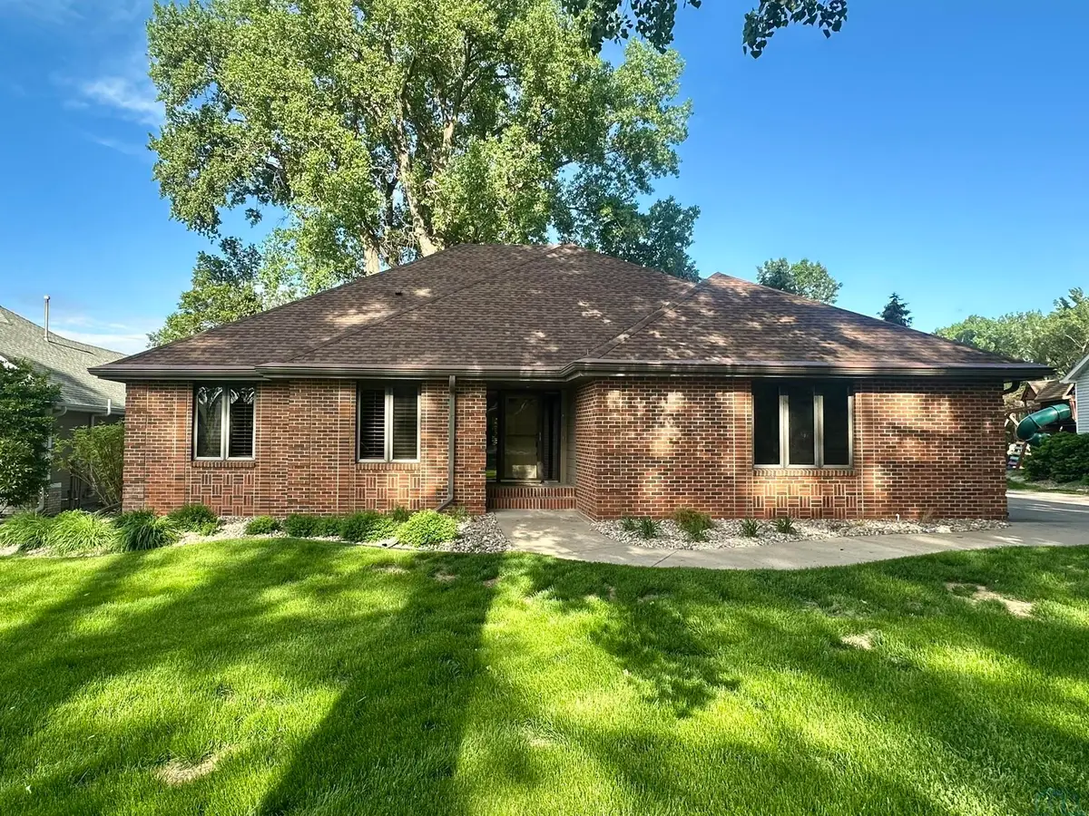 716 E SAINT ANDREWS CIR, Dakota Dunes, SD 57049 - #1