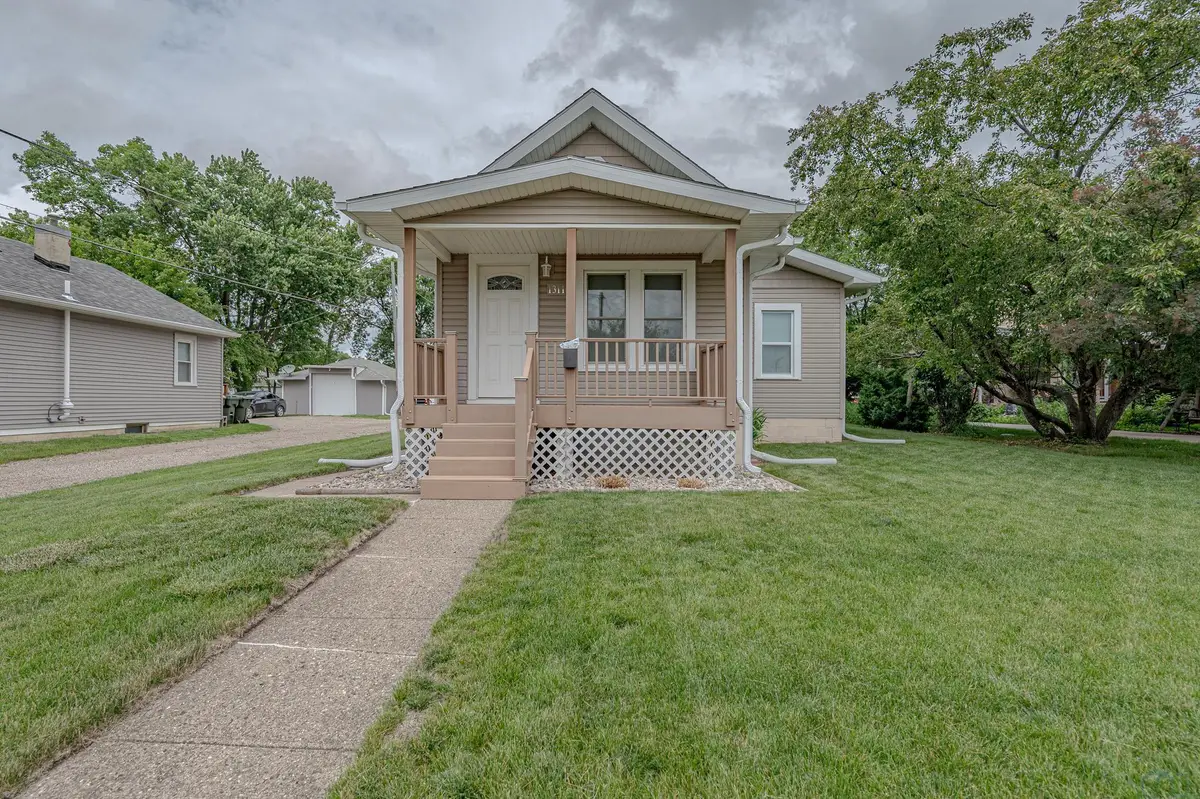1311 W 28th St, Sioux City, IA 51103 - #1